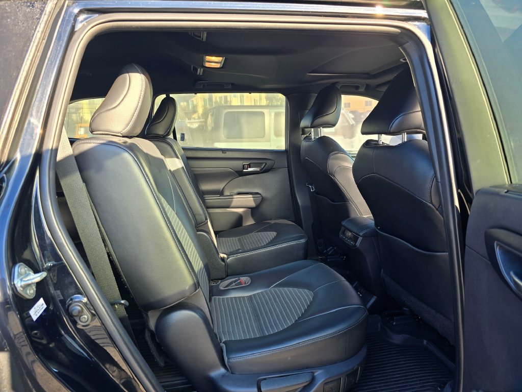 Used 2021 Toyota Highlander XSE FWD image 14