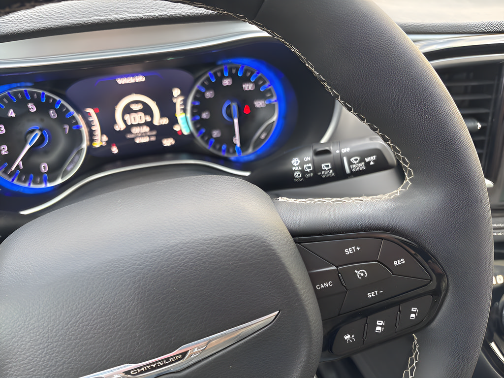 Used 2025 Chrysler Pacifica Limited FWD image 41