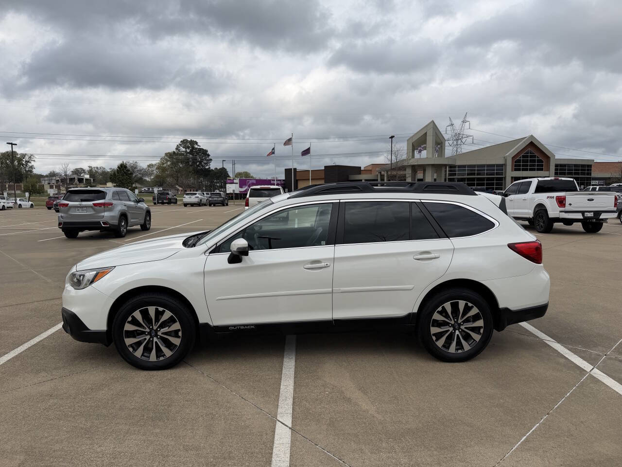 Used 2016 Subaru Outback 2.5i Limited AWD/4WD image 1