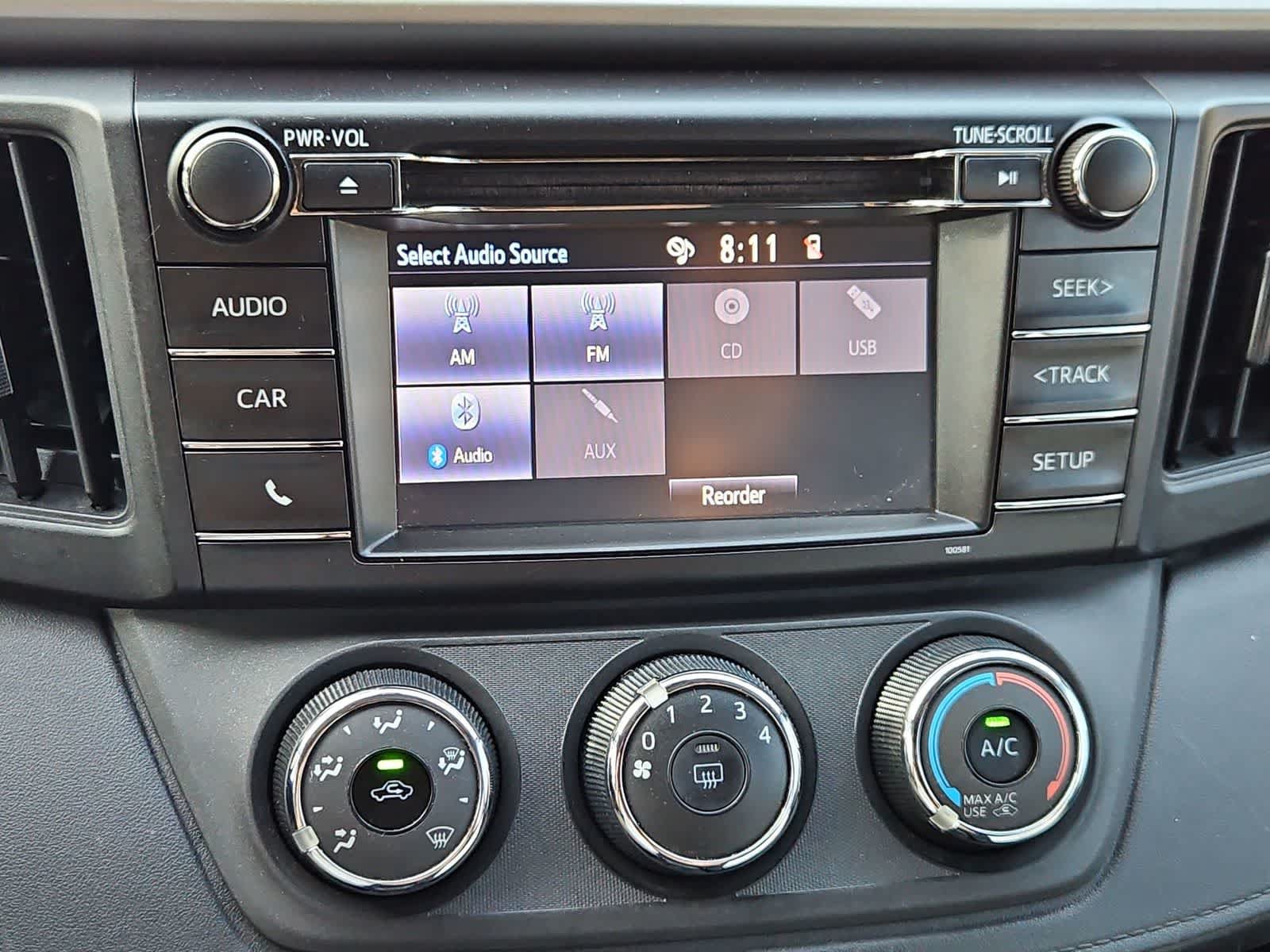 Used 2018 Toyota RAV4 LE FWD image 4
