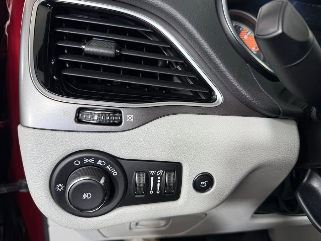 Used 2019 Jeep Cherokee Limited image 21