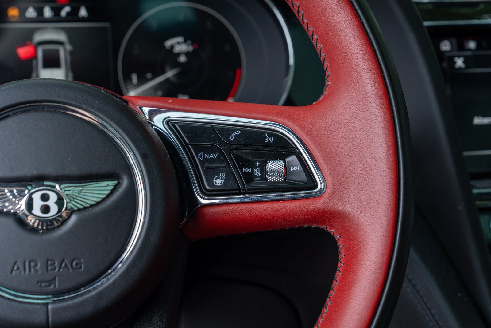 Used 2022 Bentley Bentayga AWD/4WD image 18