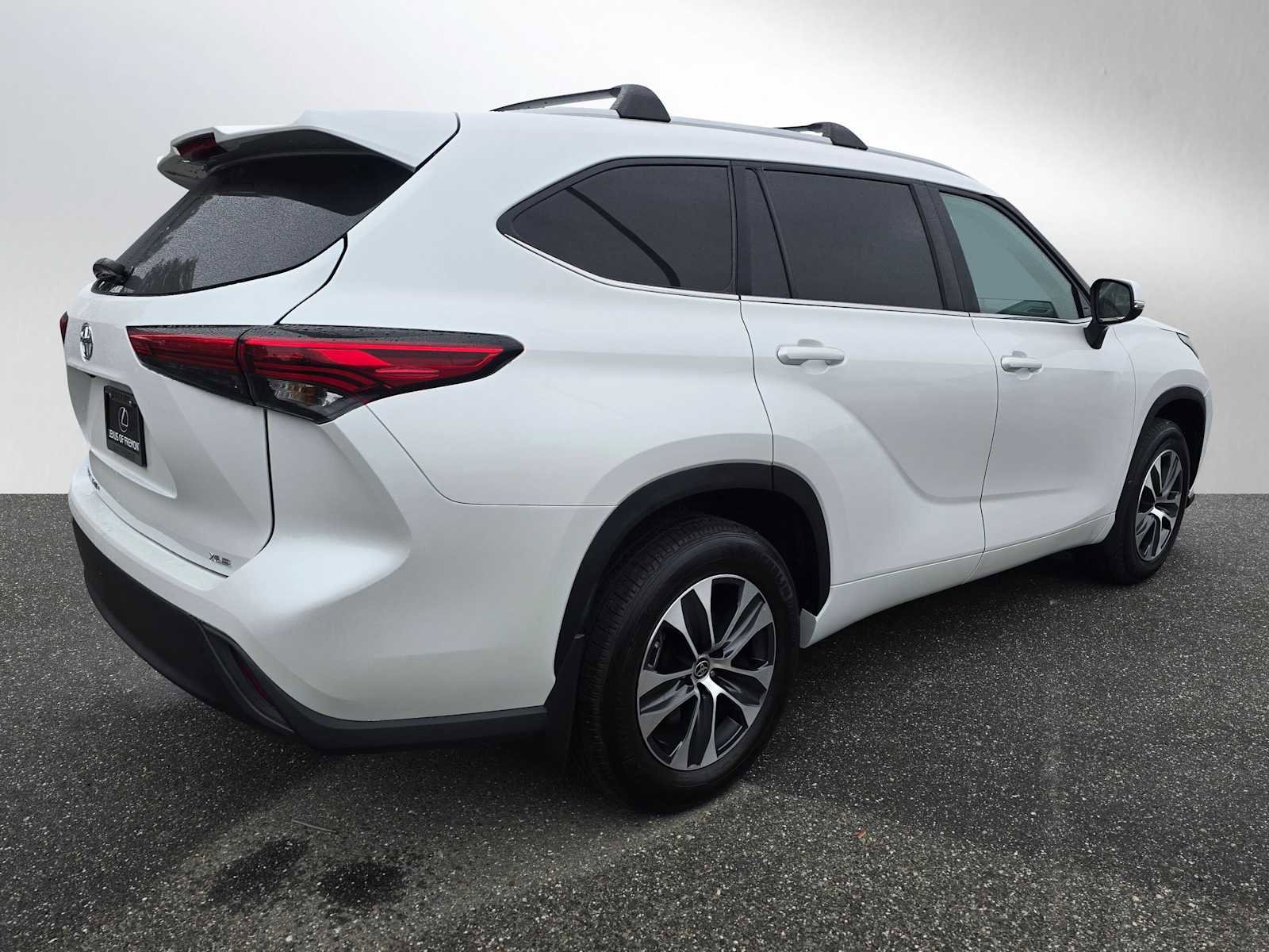 Used 2023 Toyota Highlander XLE FWD image 3