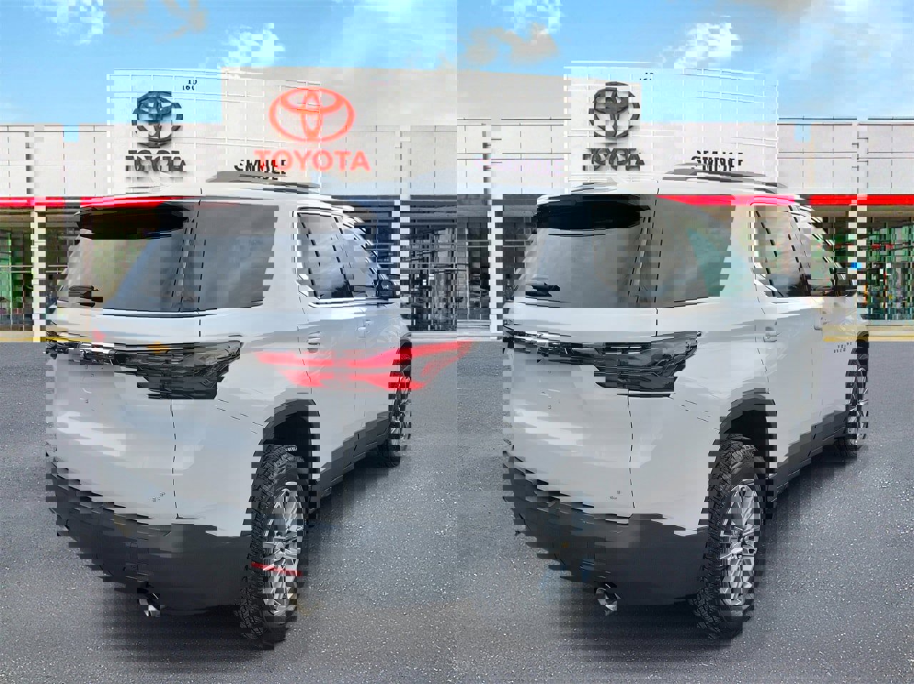 Used 2023 Chevrolet Traverse LT image 3