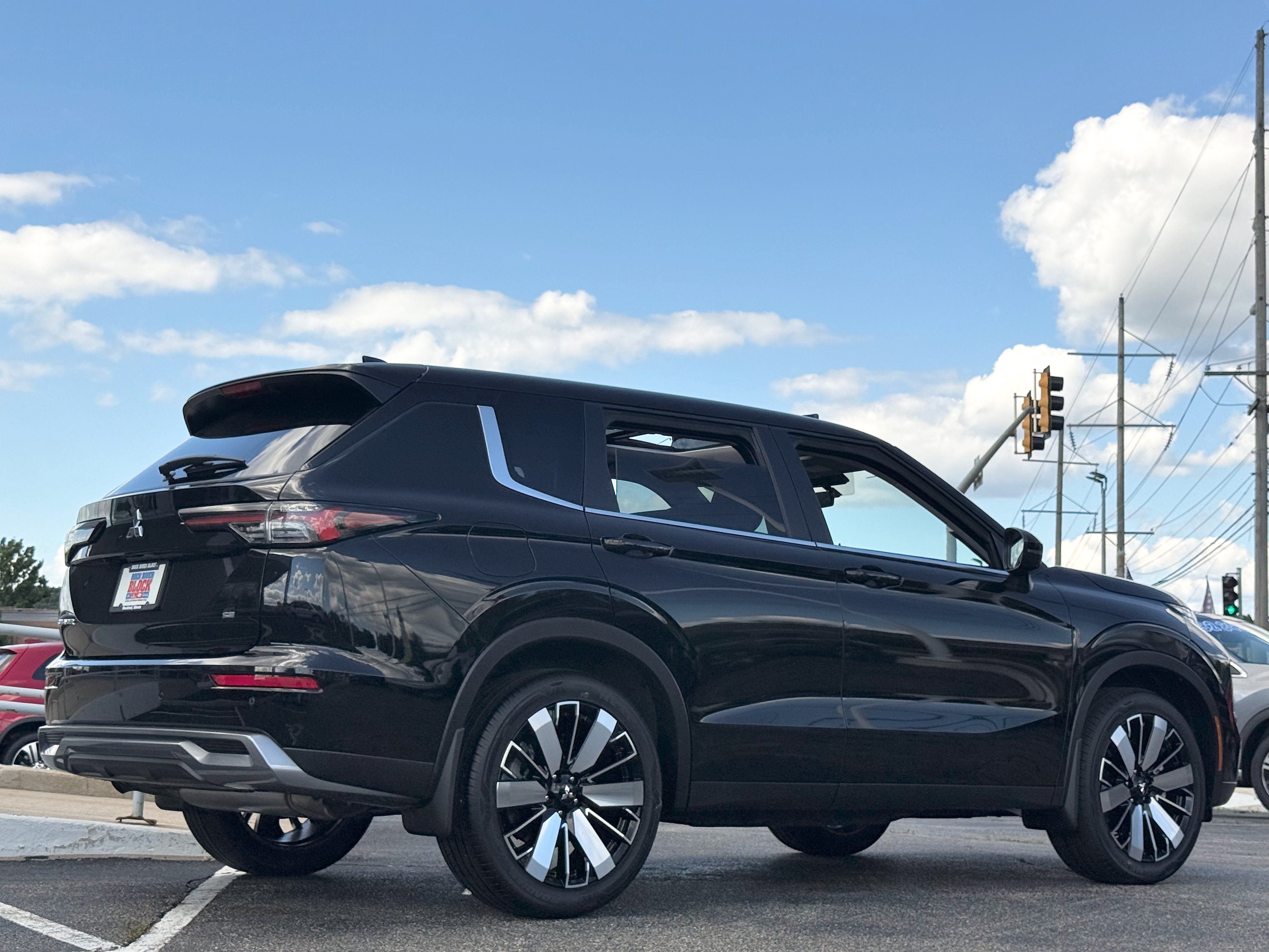 New 2026 Mitsubishi Outlander SE FWD image 2