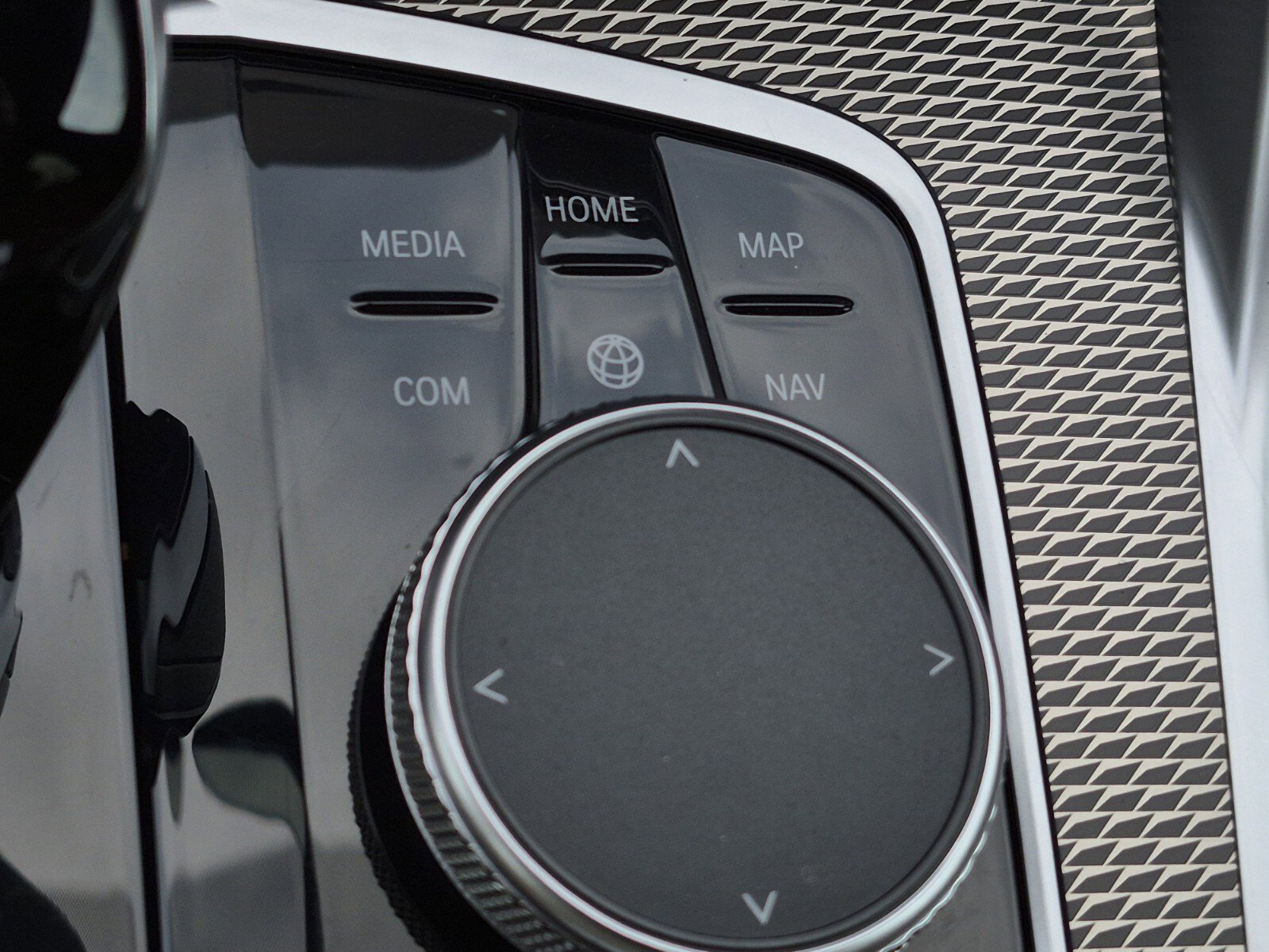 Used 2022 BMW X6 xDrive40i w/ M Sport Package image 32