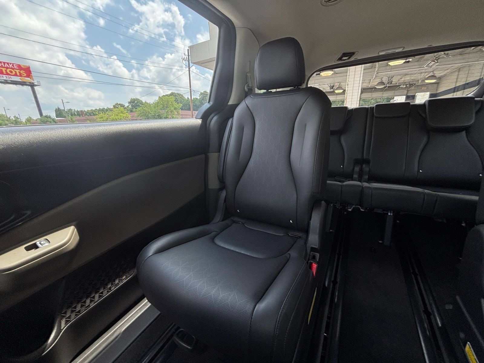 Used 2026 Kia Carnival FWD image 41