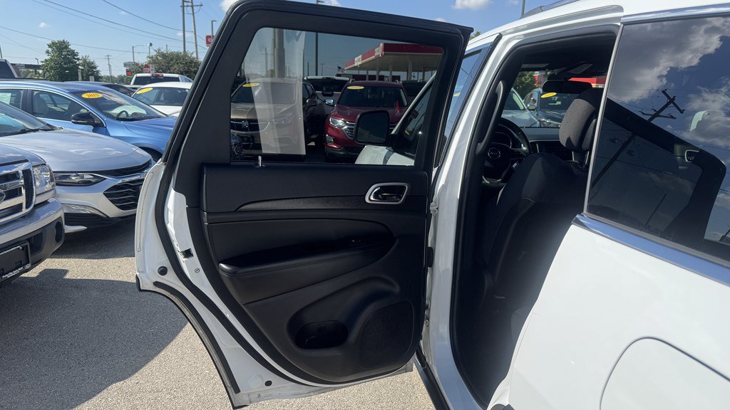 Used 2018 Jeep Grand Cherokee Laredo AWD/4WD image 21