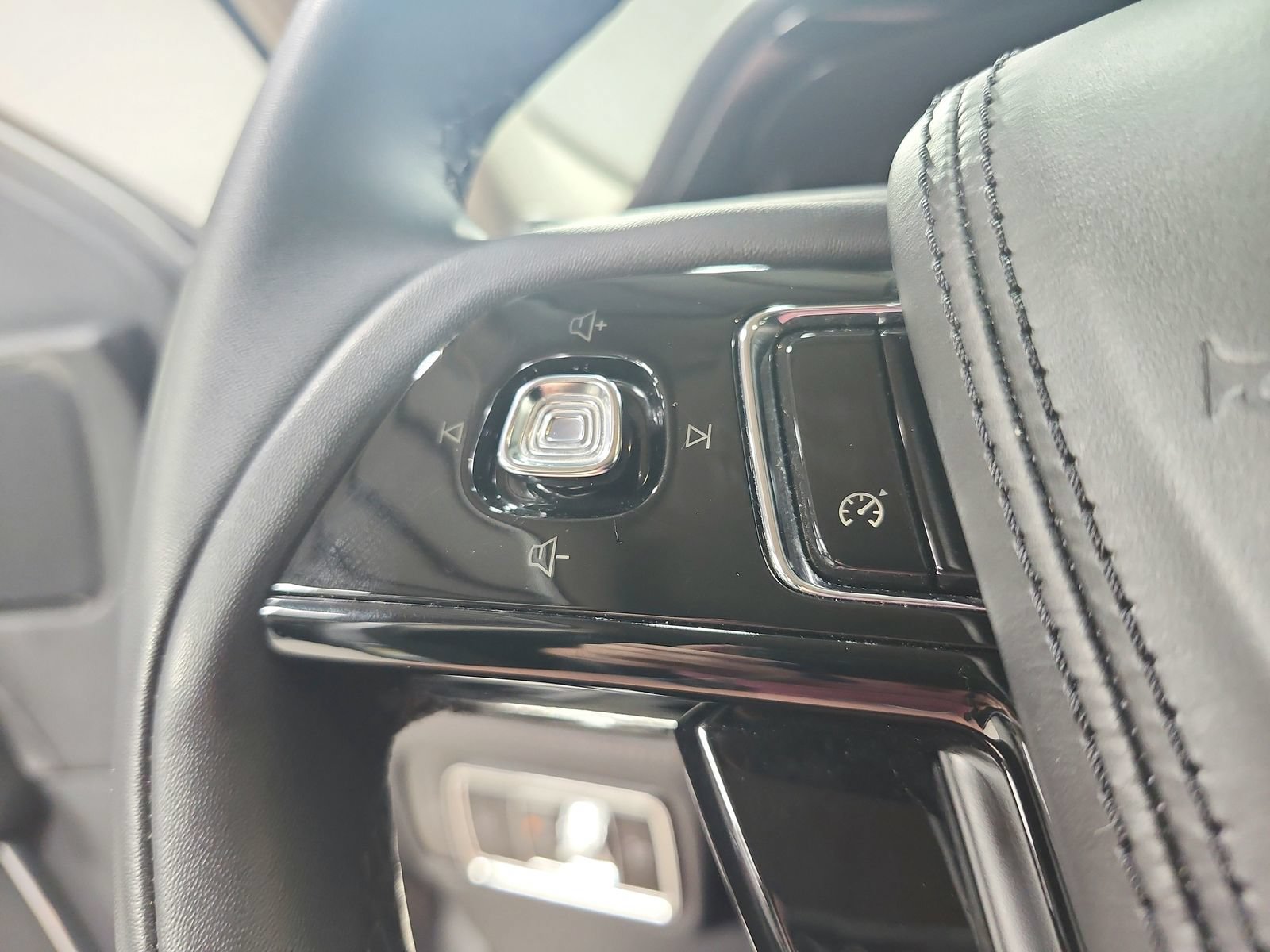 Used 2023 Lincoln Aviator AWD w/ Premium Package image 24