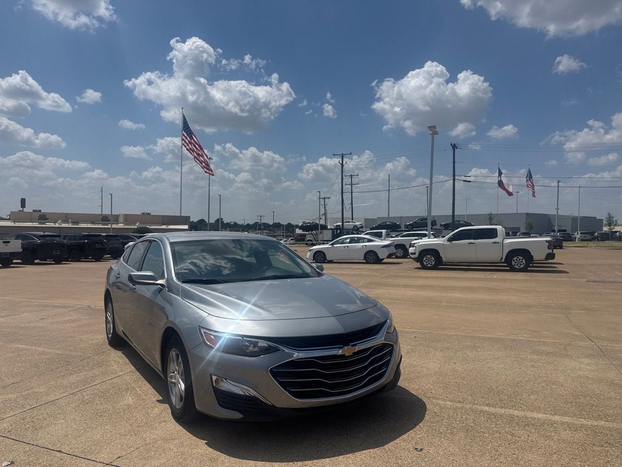 Used 2025 Chevrolet Malibu LS FWD image 2