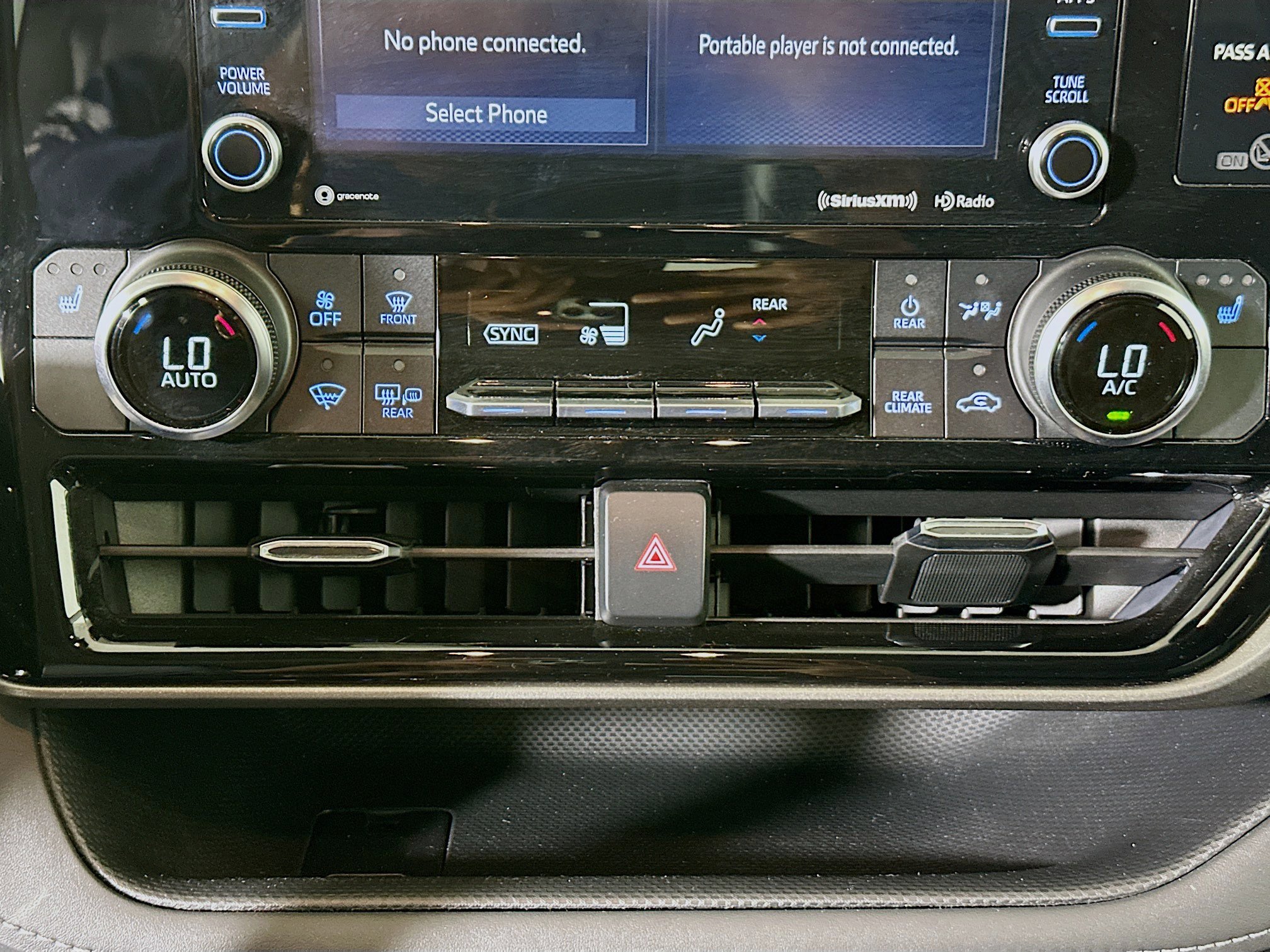 Used 2021 Toyota Highlander XLE FWD image 23