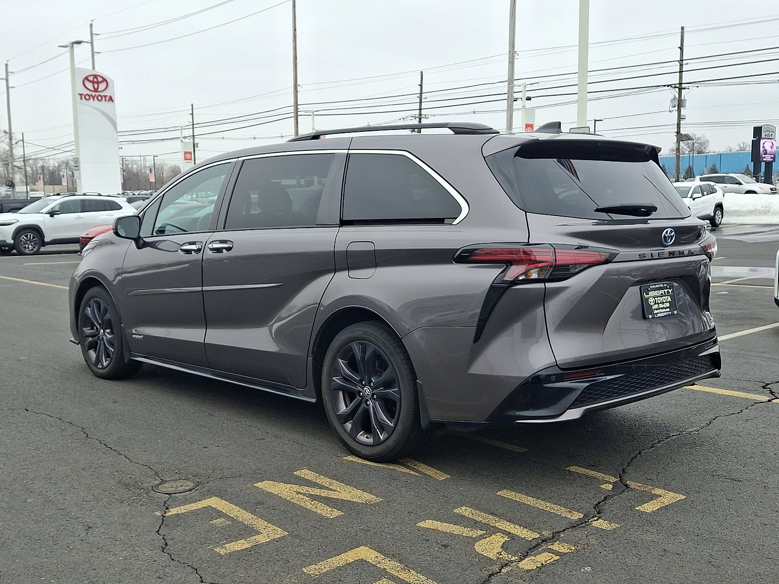 Used 2021 Toyota Sienna XSE w/ XSE Plus Package image 4