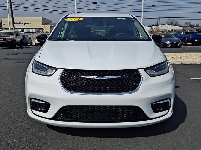 Used 2024 Chrysler Pacifica Touring-L image 2