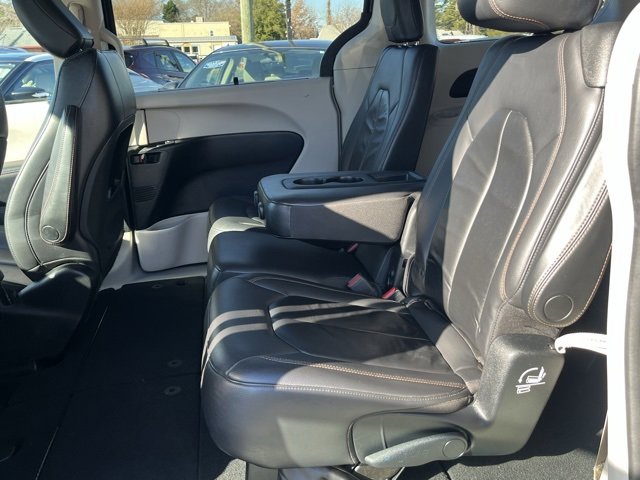 Used 2017 Chrysler Pacifica Touring-L image 13