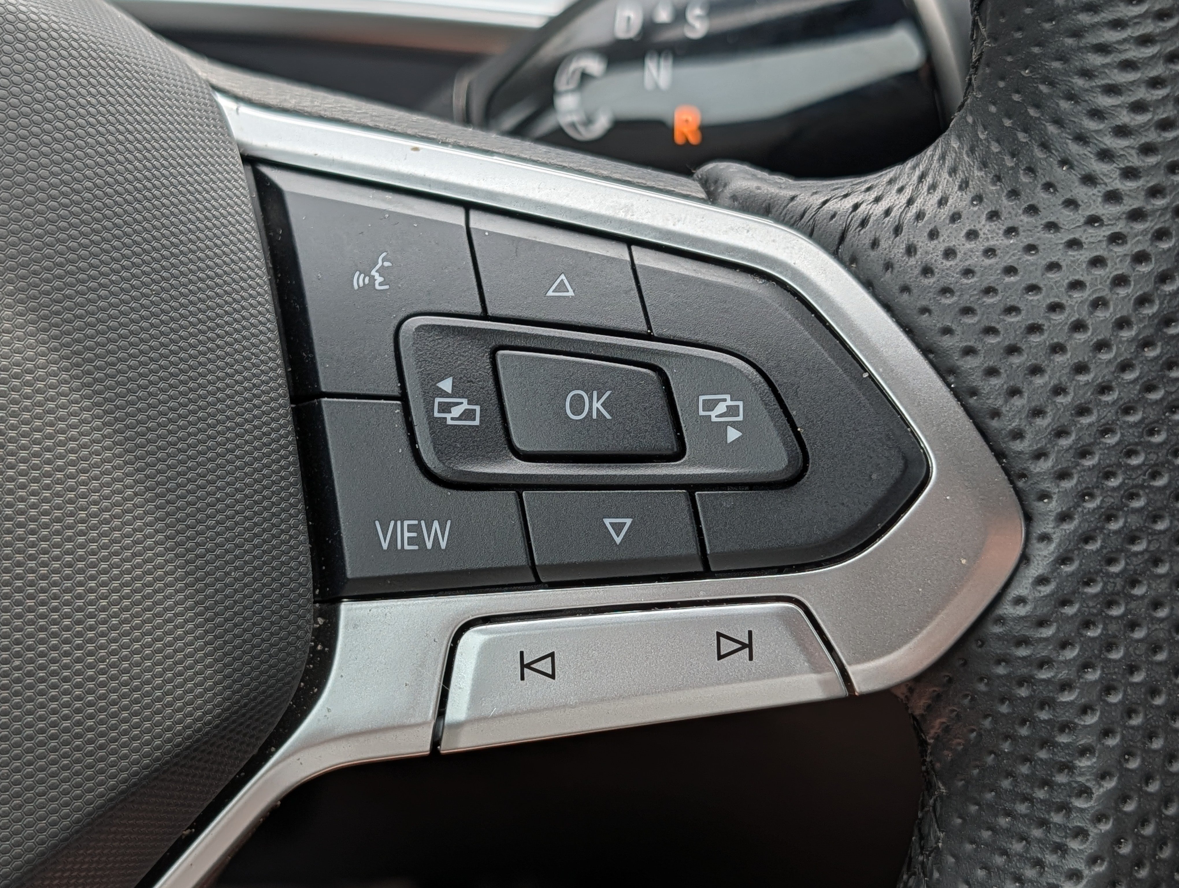 Certified 2025 Volkswagen Tiguan SE R-Line AWD/4WD image 32