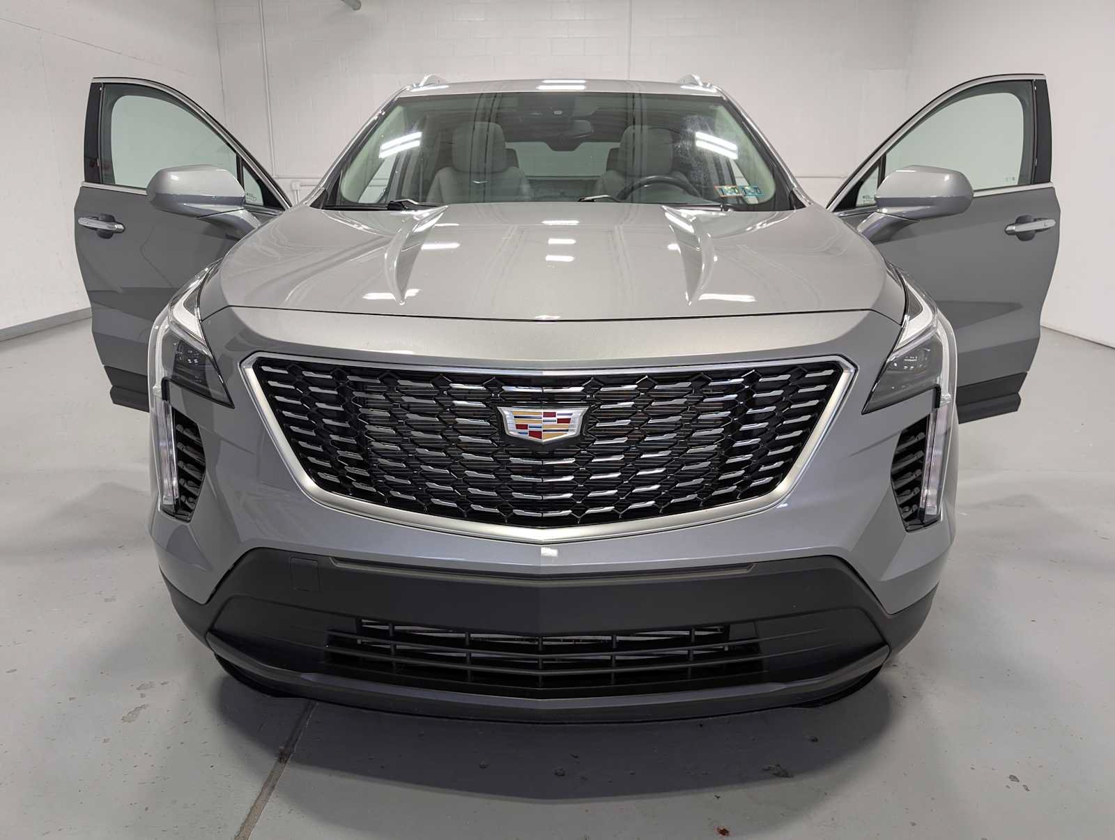 Used 2023 Cadillac XT4 Luxury w/ Cold Weather Package AWD/4WD image 15