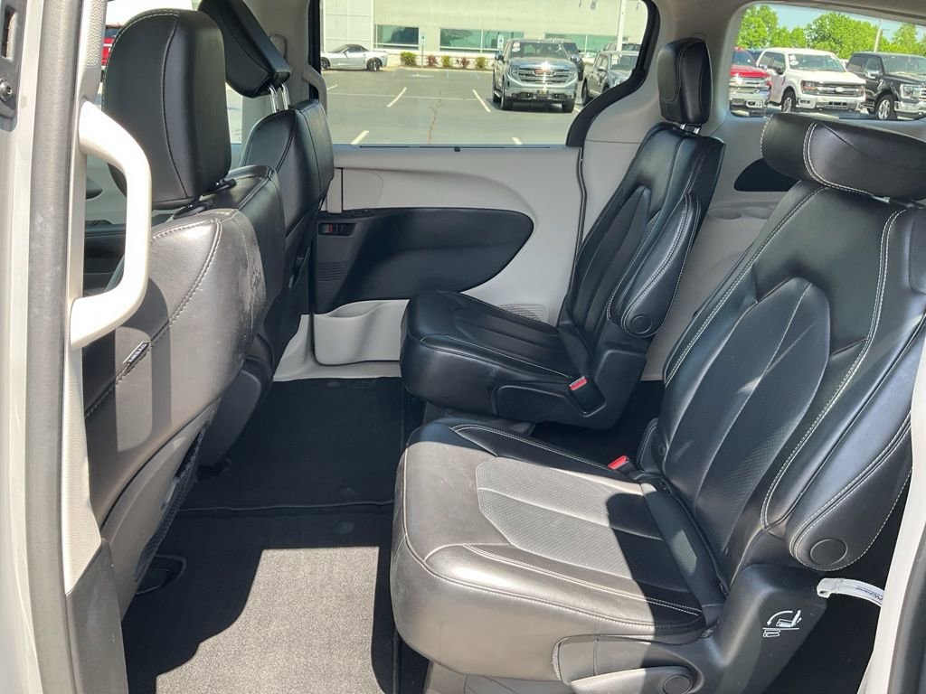 Used 2023 Chrysler Pacifica Touring-L image 11