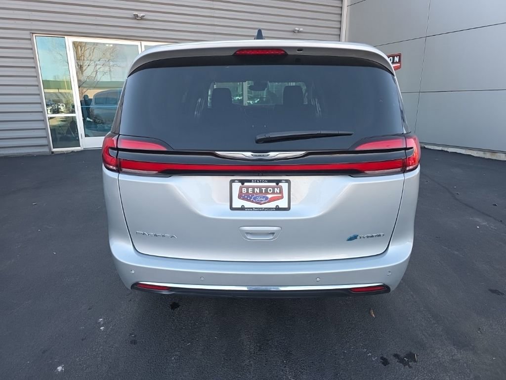 Used 2023 Chrysler Pacifica Touring-L image 11