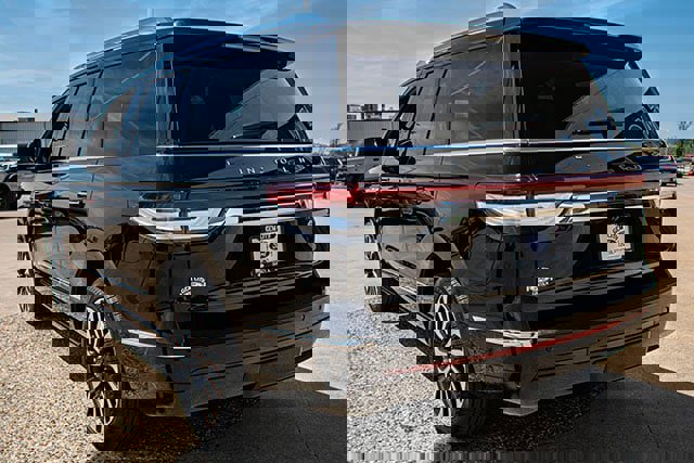 Used 2024 Lincoln Navigator Reserve w/ Monochromatic Package image 3