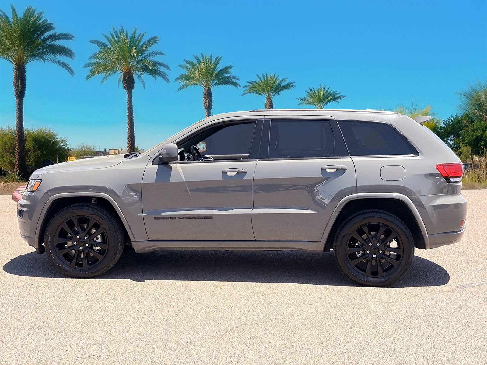 Used 2021 Jeep Grand Cherokee Laredo X AWD/4WD image 2