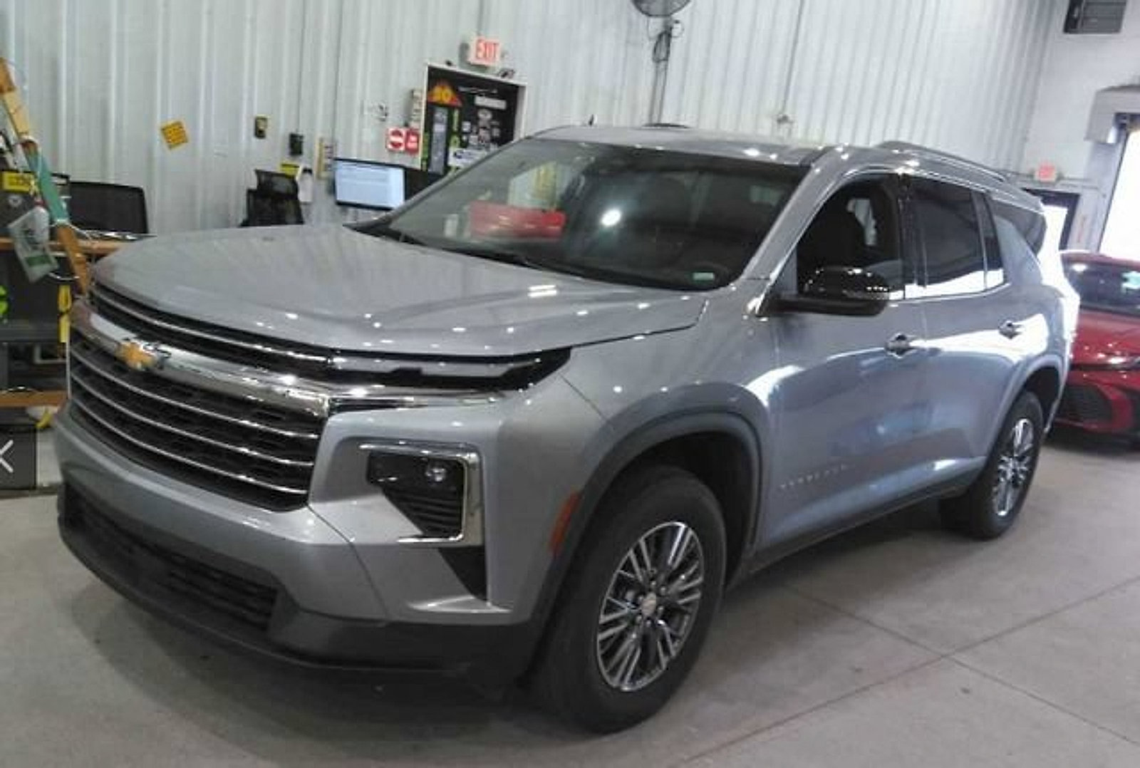 Used 2025 Chevrolet Traverse LT AWD/4WD image 3