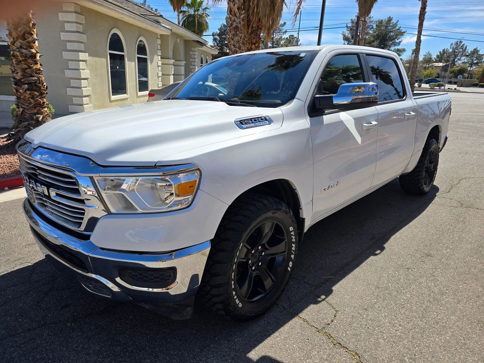 Used 2024 RAM 1500 Laramie AWD/4WD image 3