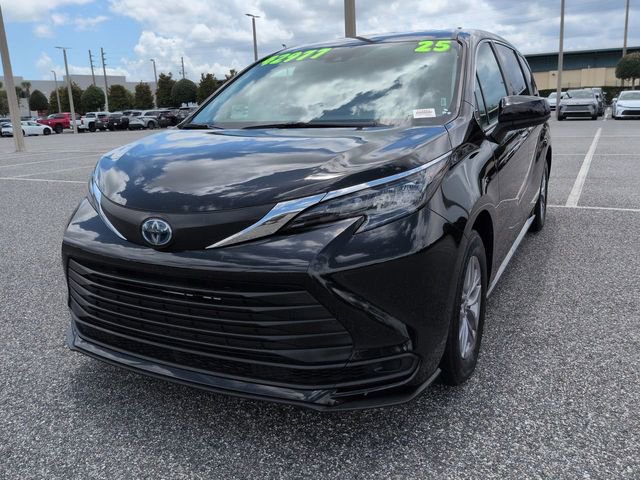 Certified 2025 Toyota Sienna LE FWD image 8