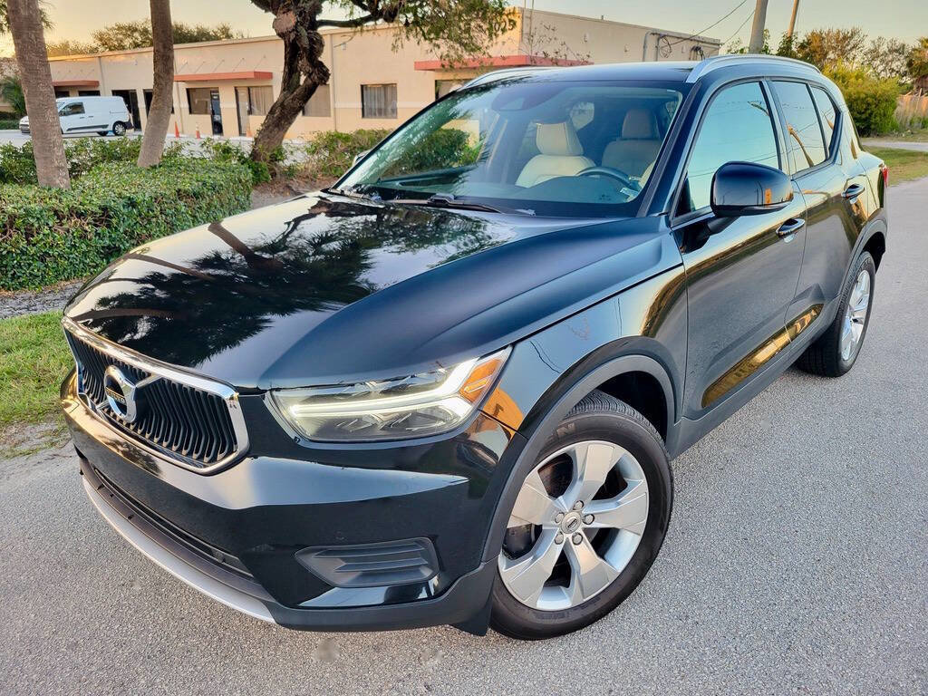 Used 2020 Volvo XC40 T4 Momentum image 3