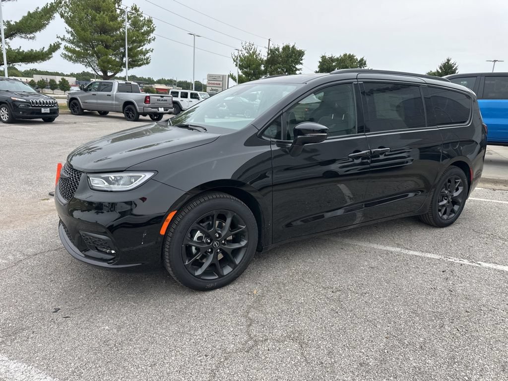 New 2026 Chrysler Pacifica Limited w/ S Appearance Package FWD image 15