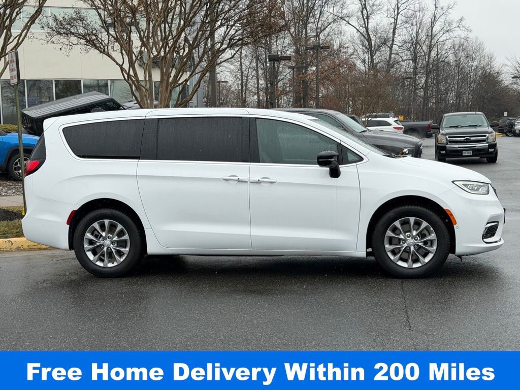 Used 2026 Chrysler Pacifica Select image 4