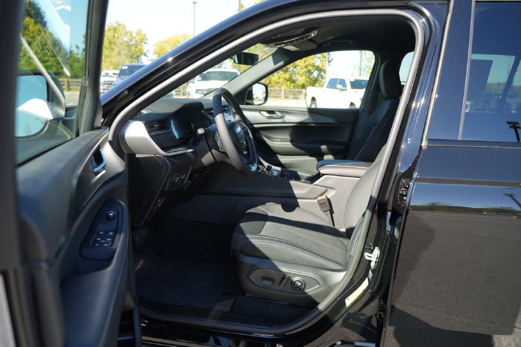 New 2027 Jeep Grand Cherokee L Laredo w/ MOPAR Finishing Package AWD/4WD image 10