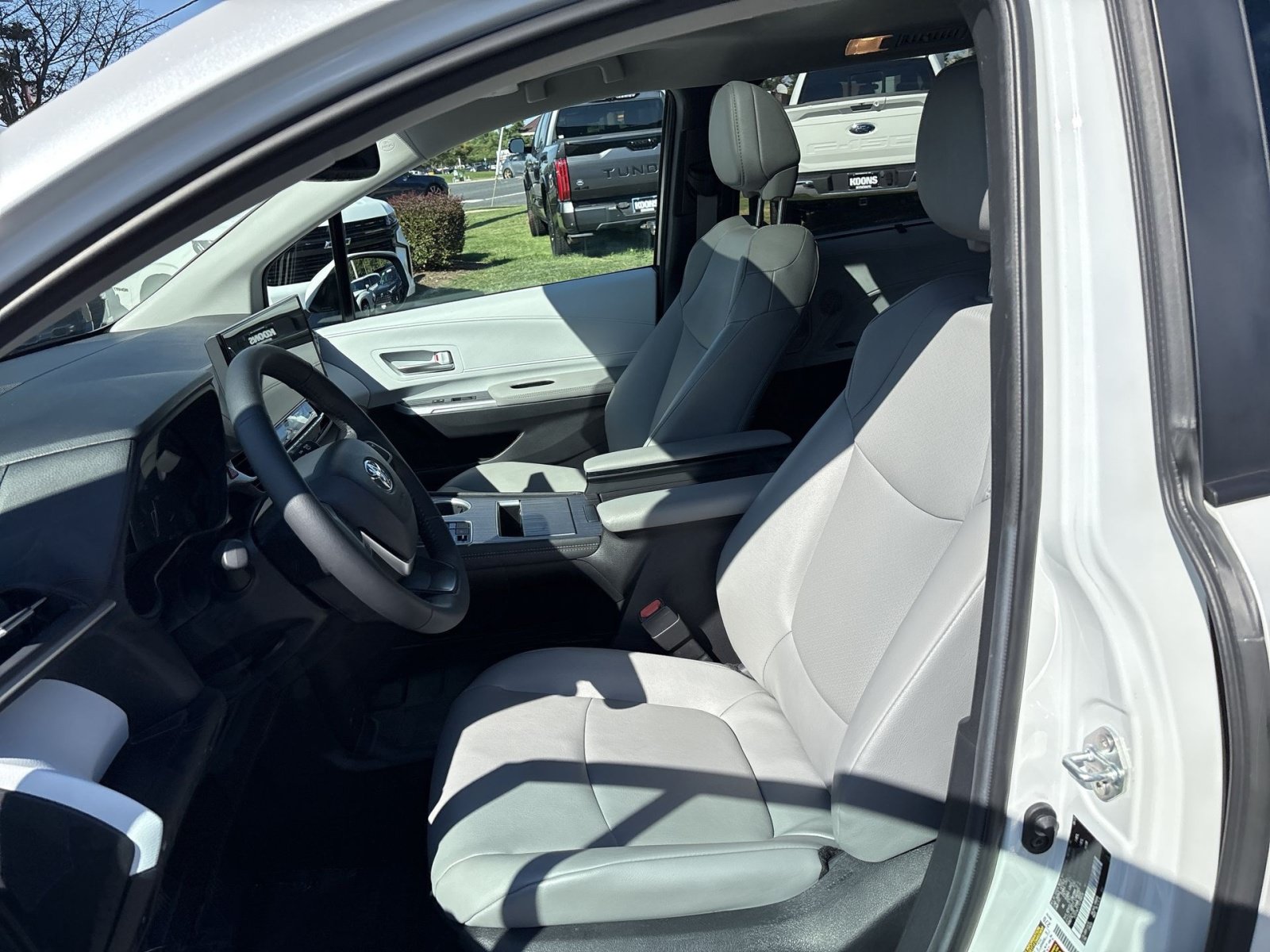Used 2025 Toyota Sienna XLE AWD/4WD image 13