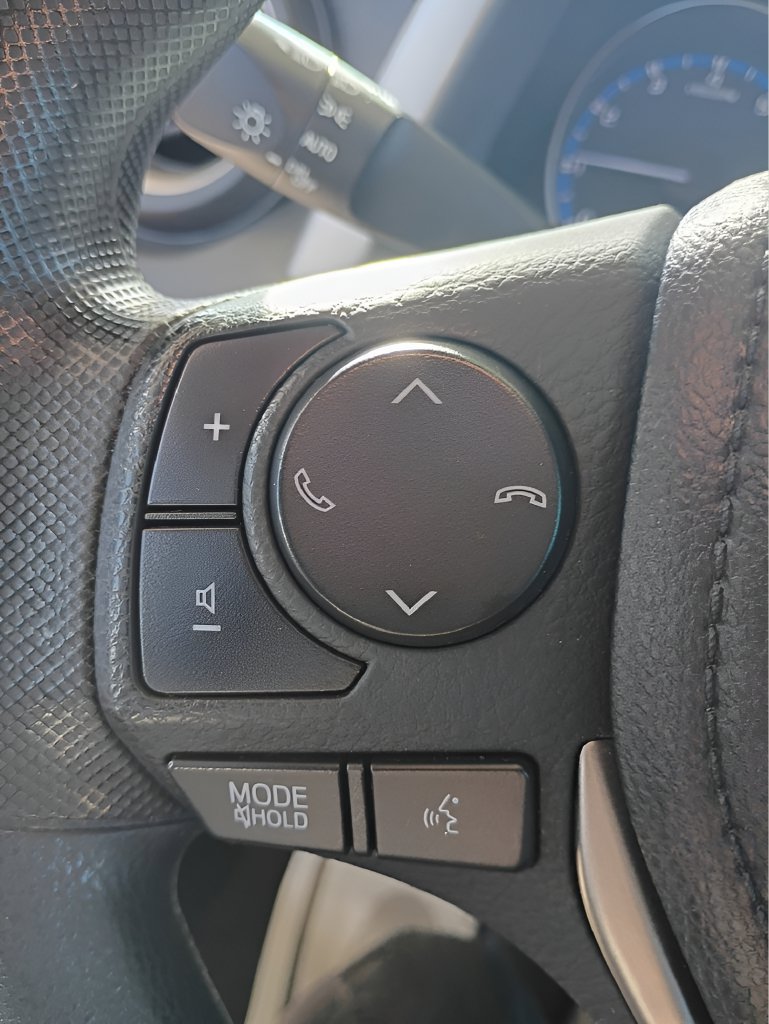 Used 2018 Toyota RAV4 LE FWD image 3