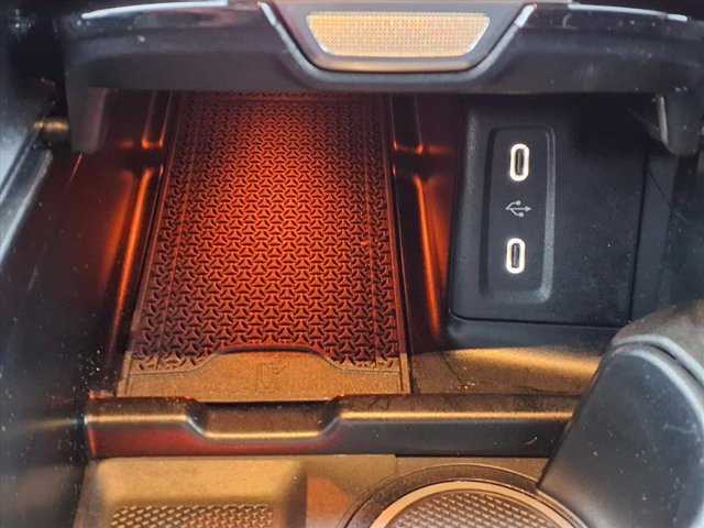 Used 2025 Mercedes-Benz GLC 300 image 8