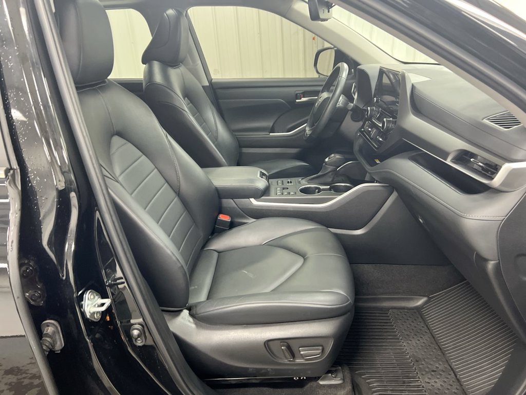 Used 2023 Toyota Highlander XLE AWD/4WD image 22