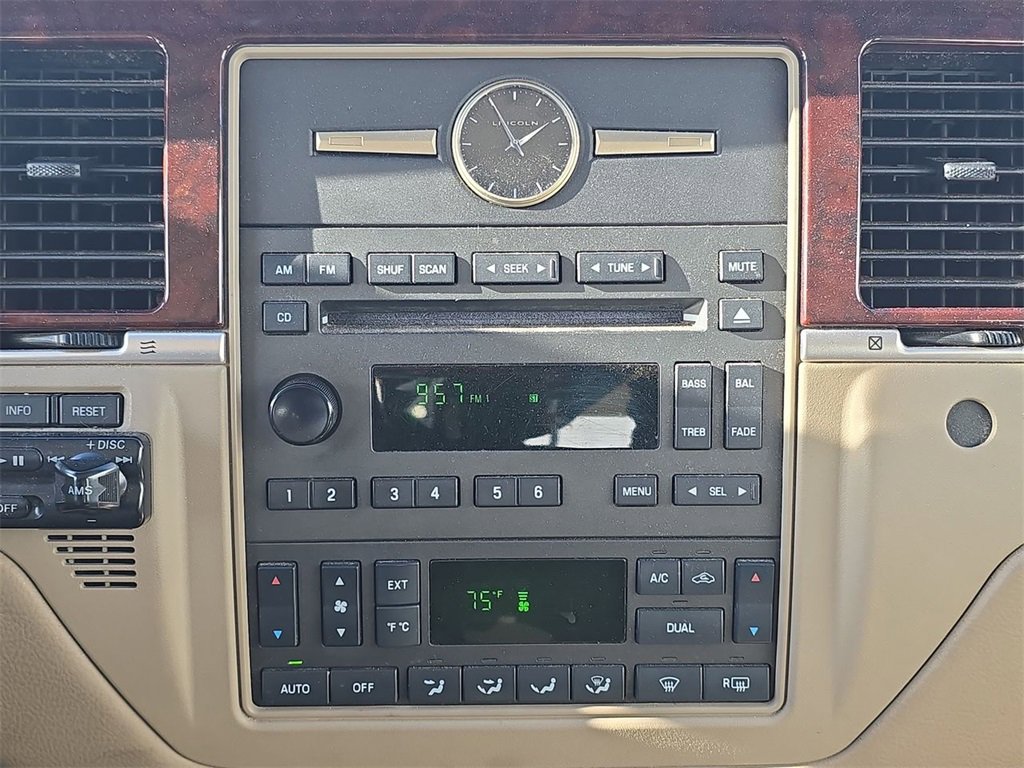 Used 2006 Lincoln Town Car Signature image 13