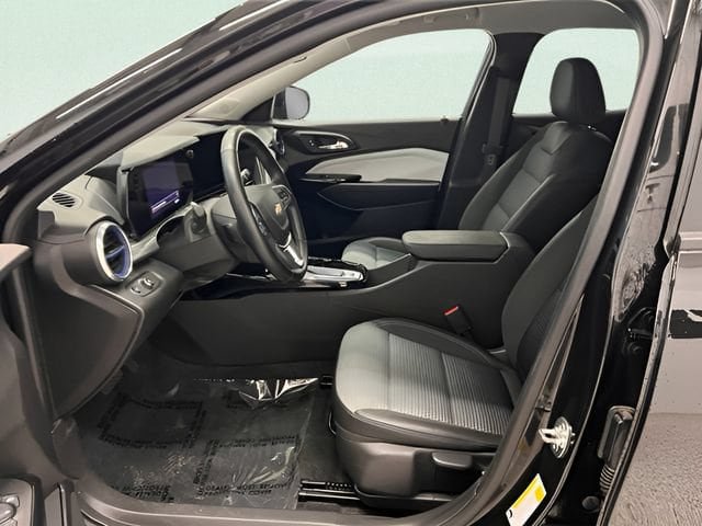 Certified 2025 Chevrolet Trax LT w/ LT Convenience Package FWD image 13