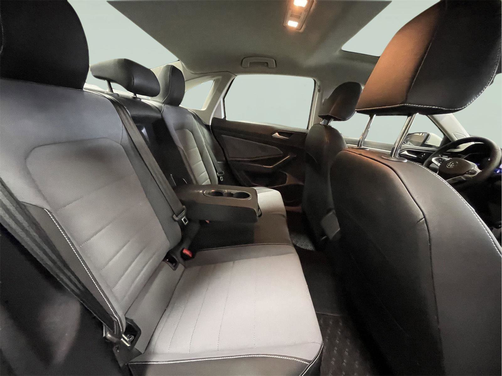 Used 2025 Volkswagen Jetta SE w/ Sunroof Package image 18