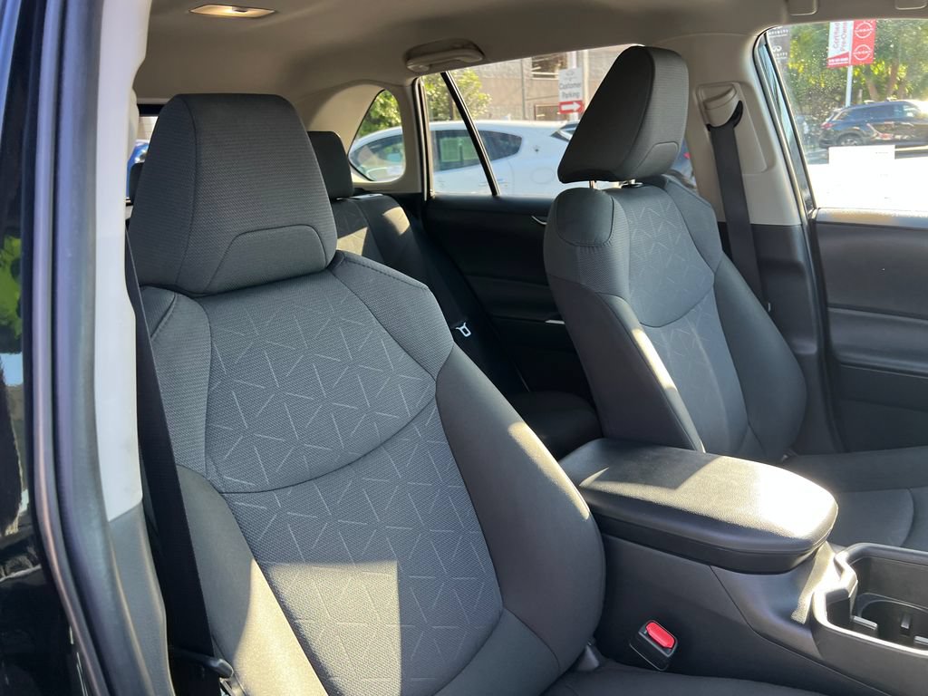 Used 2025 Toyota RAV4 XLE FWD image 18