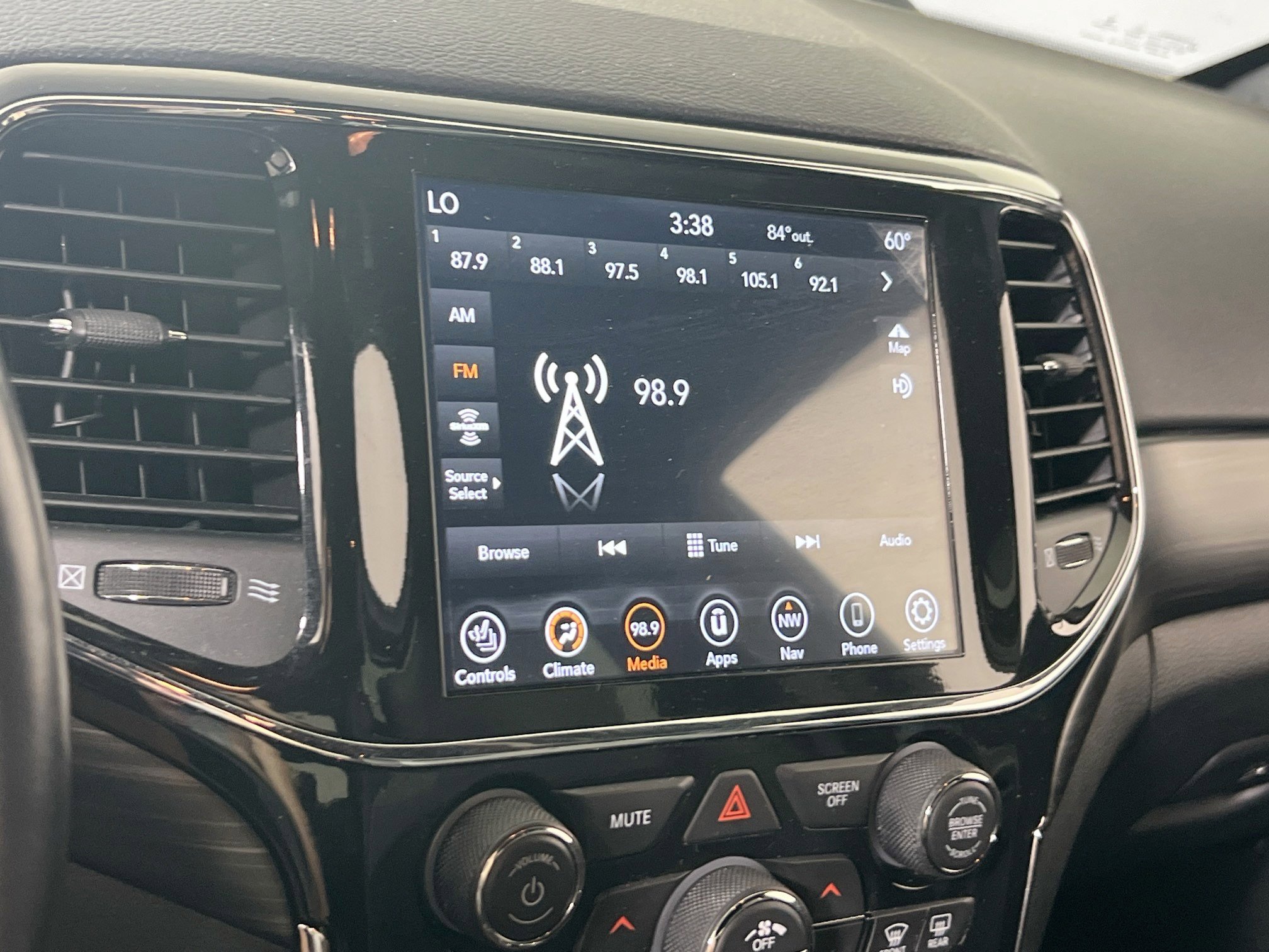 Used 2022 Jeep Grand Cherokee Laredo X image 15