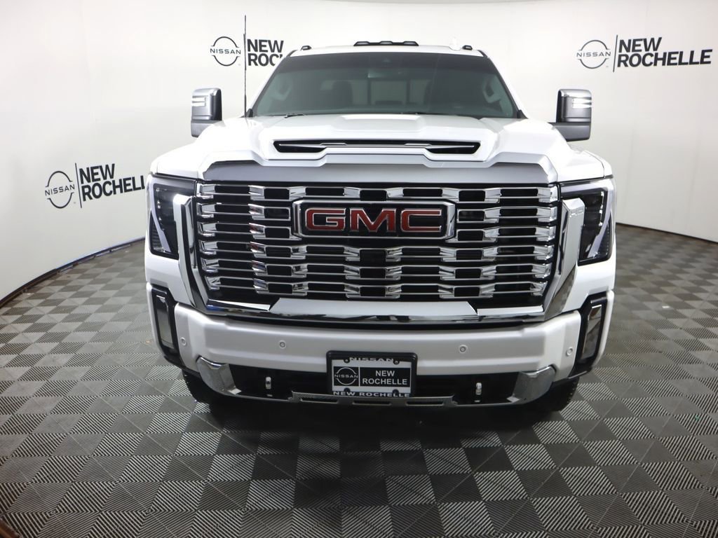 Used 2025 GMC Sierra 3500 Denali image 2