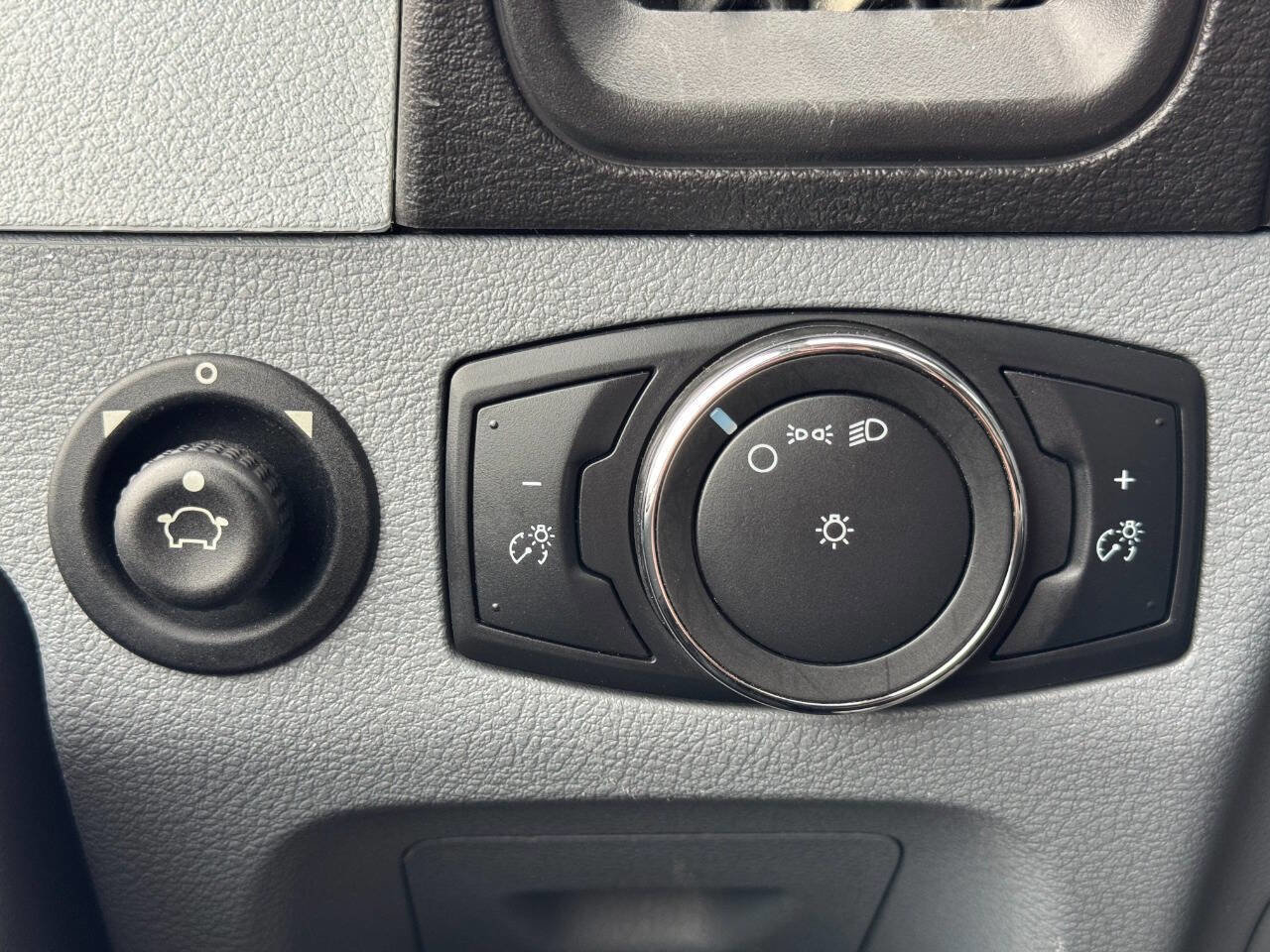 Used 2018 Ford Transit 350 148 Medium Roof RWD image 28