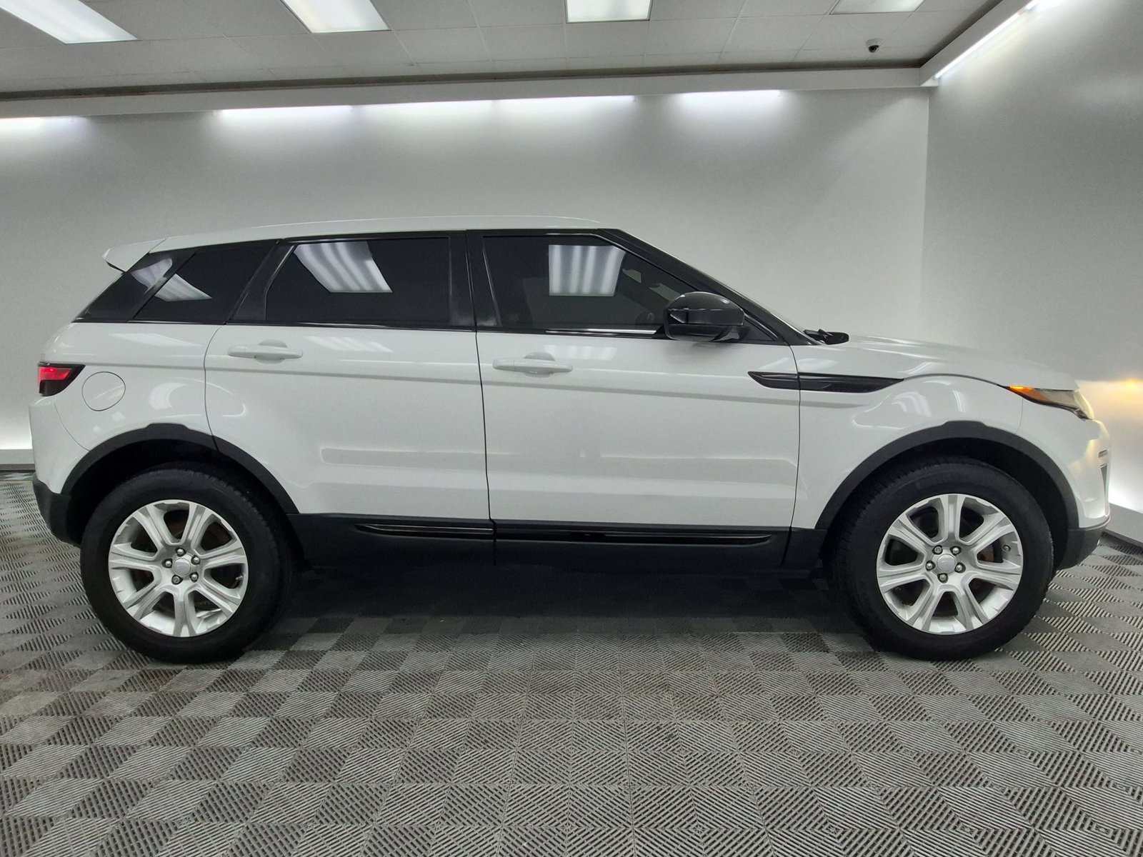 Used 2018 Land Rover Range Rover Evoque SE AWD/4WD image 8