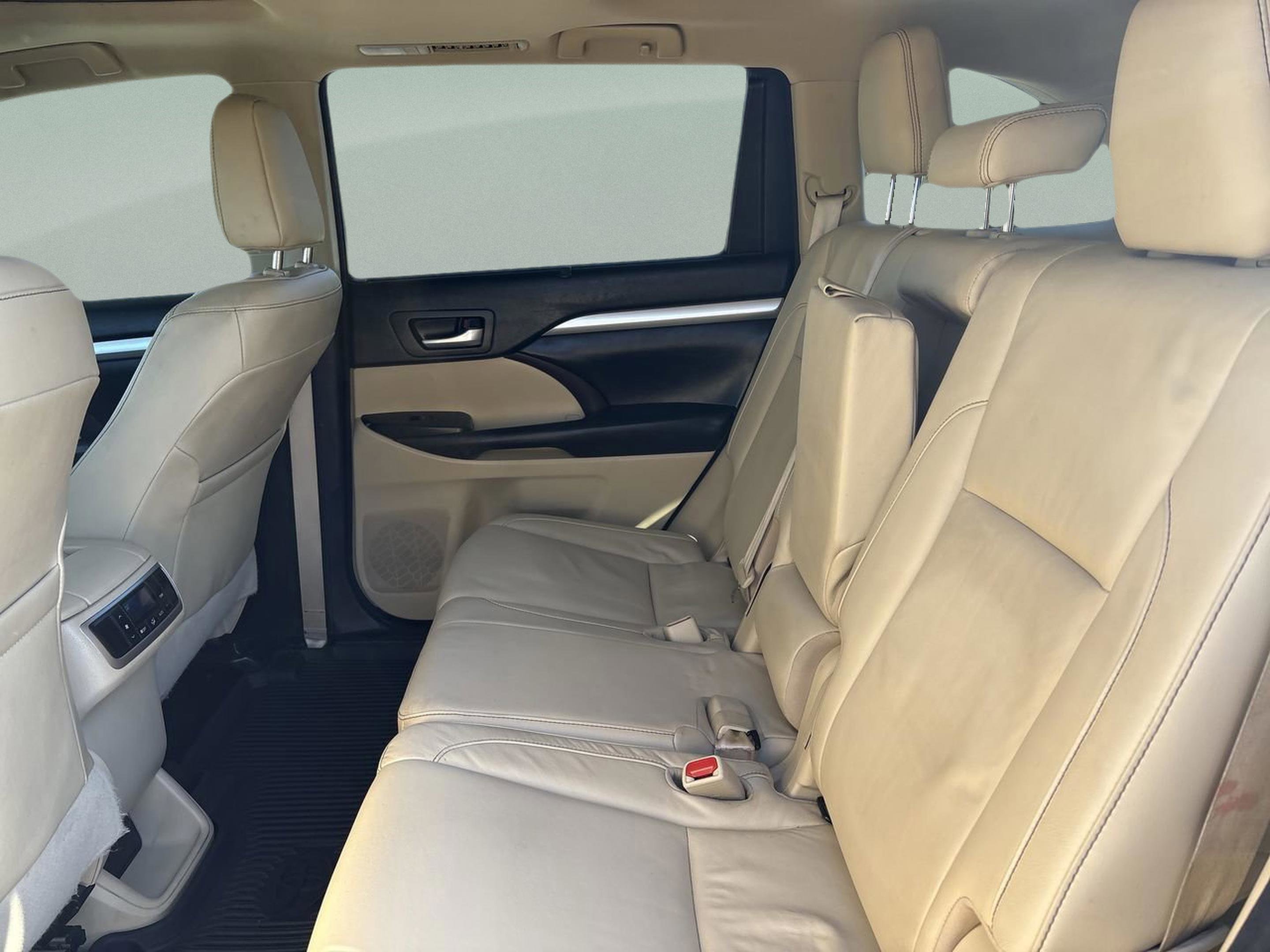 Used 2018 Toyota Highlander SE image 18