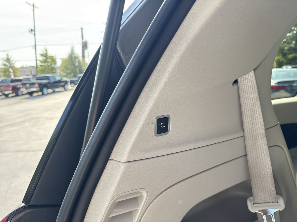 Used 2017 Chrysler Pacifica Touring image 34