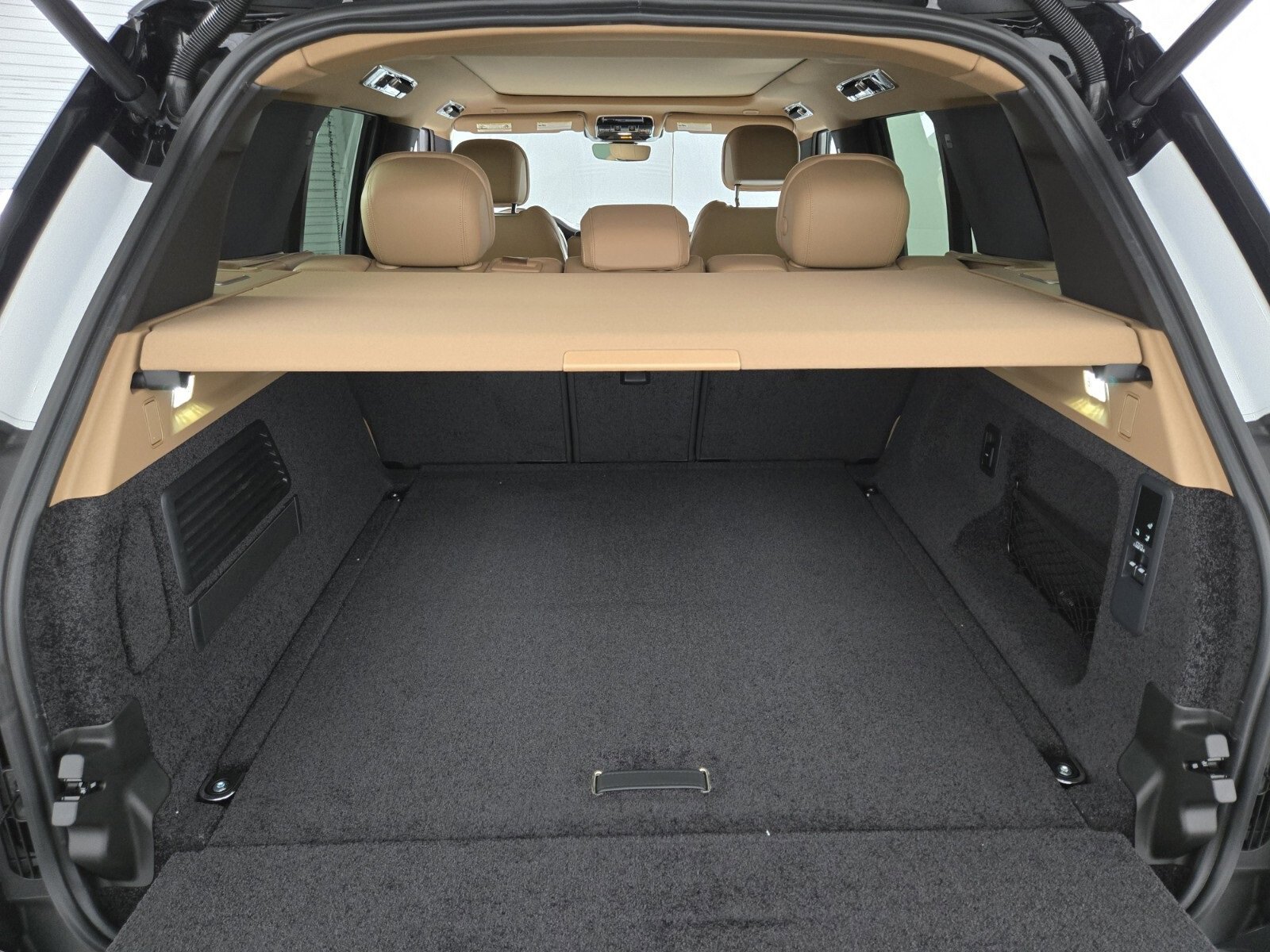 New 2025 Land Rover Range Rover SE image 13