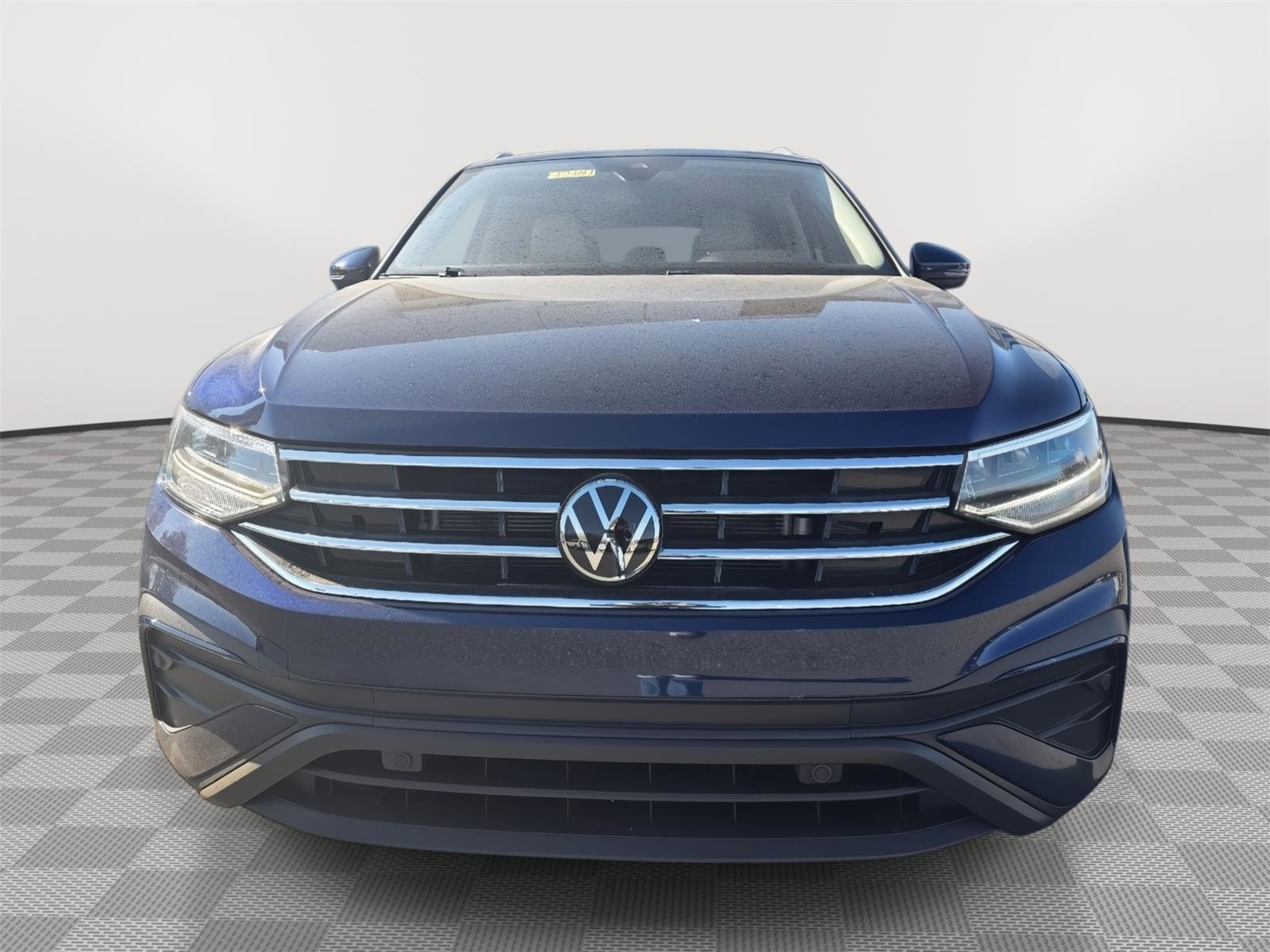 Used 2024 Volkswagen Tiguan SE image 2