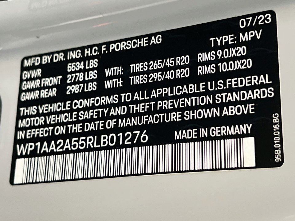 Certified 2024 Porsche Macan AWD/4WD image 34
