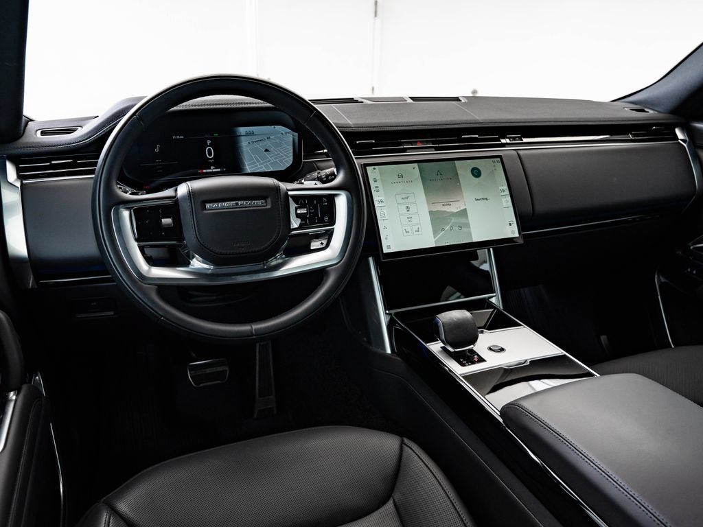 Used 2025 Land Rover Range Rover SE AWD/4WD image 4