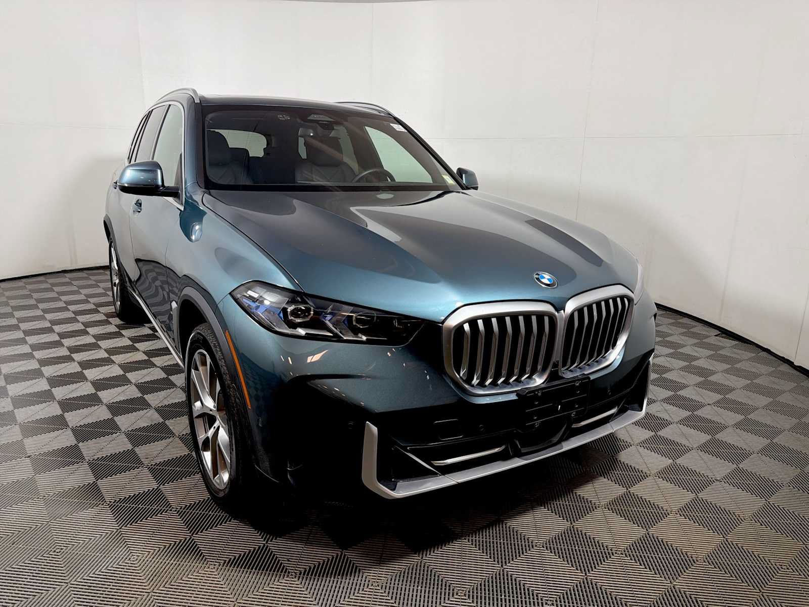 Used 2024 BMW X5 xDrive40i w/ Premium Package AWD/4WD image 2